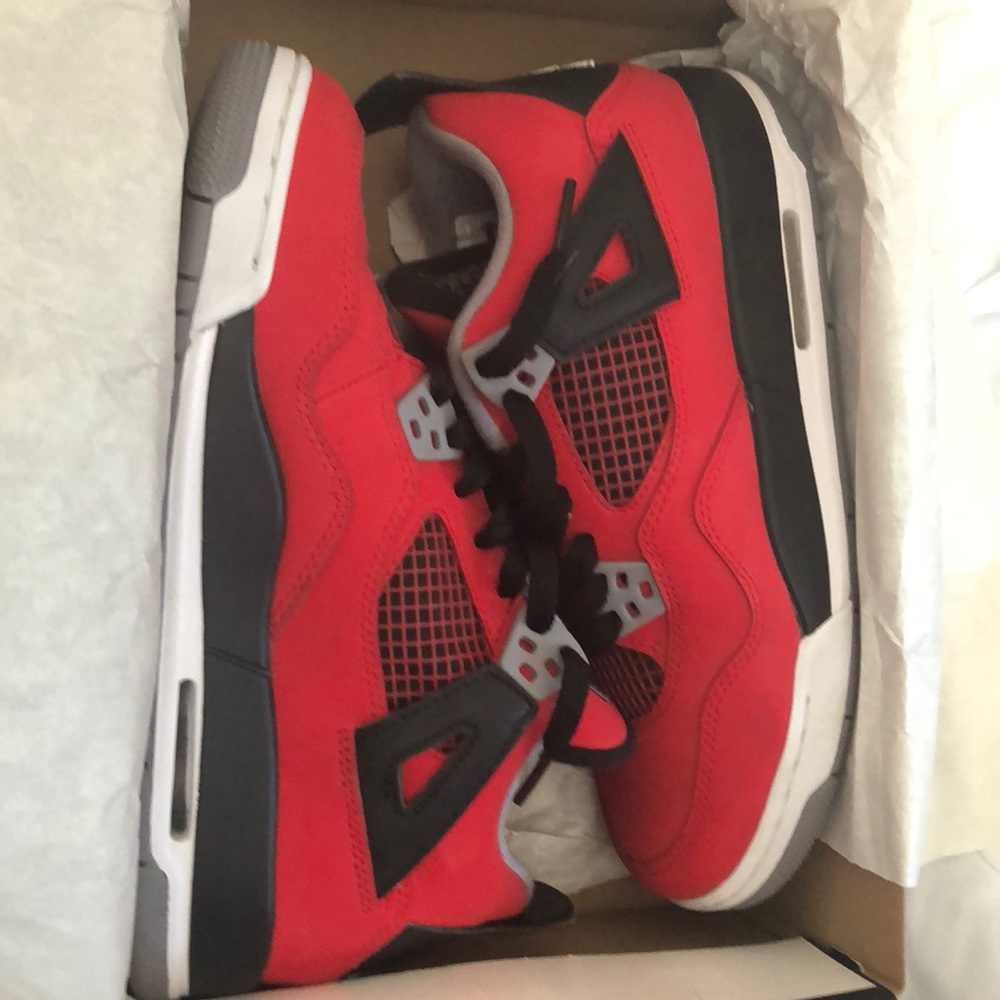 Air jordan 4 retro (GS) 5.5 men’s / 7.5 women’s